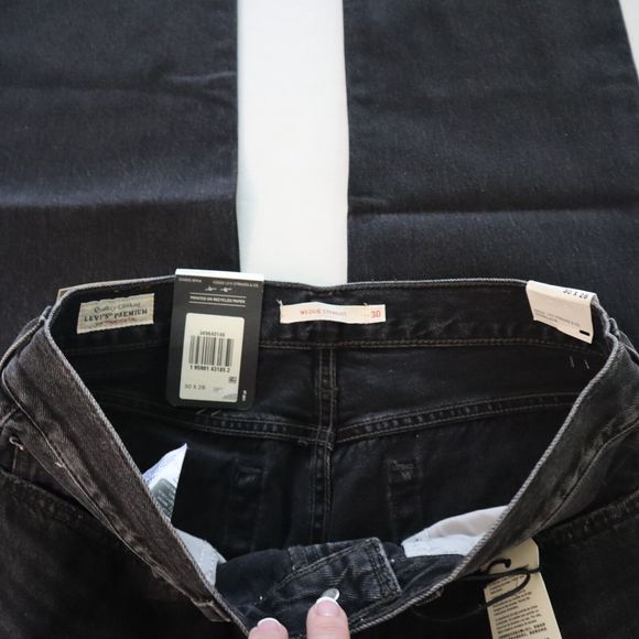 Levi's Women's Sz 30 Black High-Rise Wedgie Straight Fit Cropped Jeans $108 - Picture 5 of 12